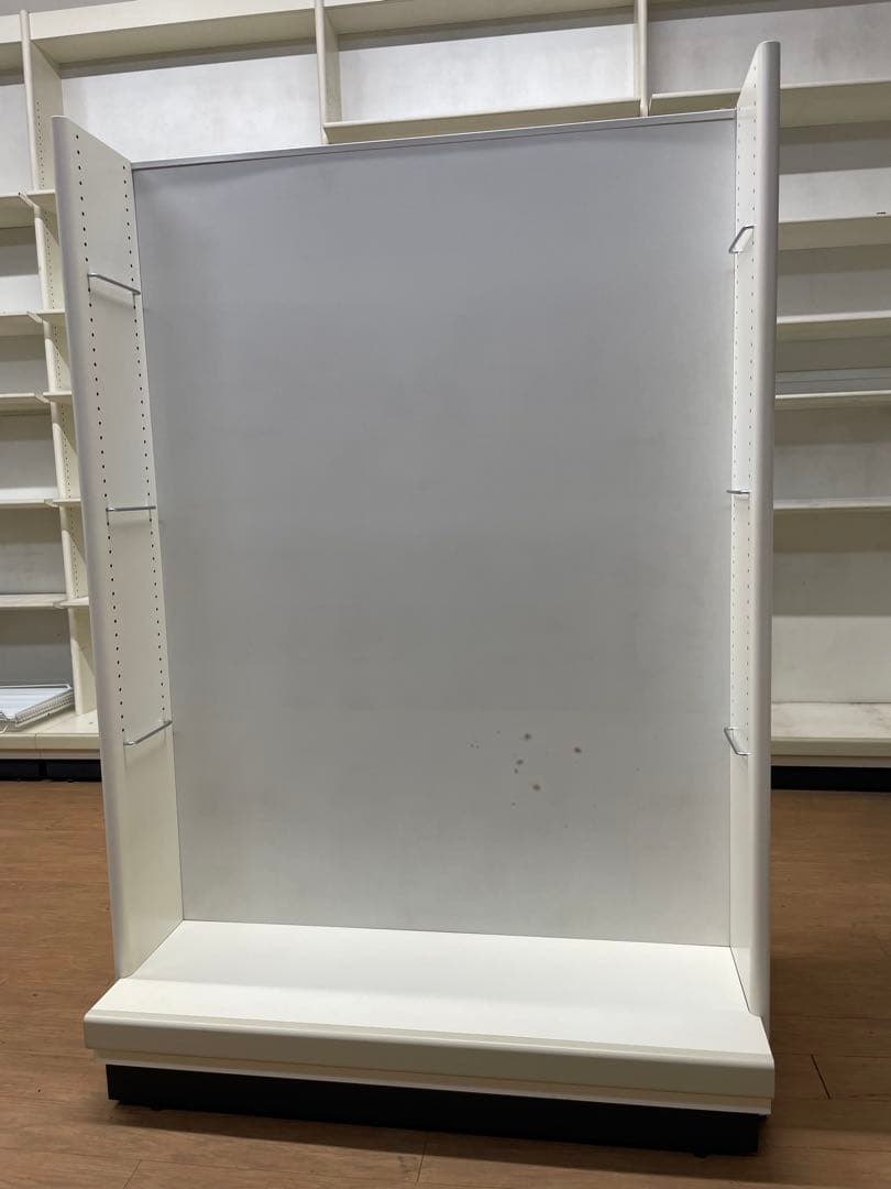 両面棚　物品棚　陳列棚　ショーケース　薬局　白　木製什器　コンビニ　キャビネット