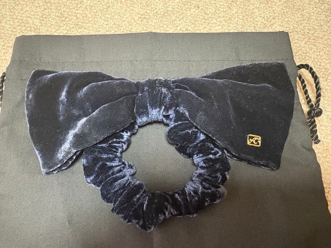 acca リボン ベロア シュシュ ポニー ネイビー