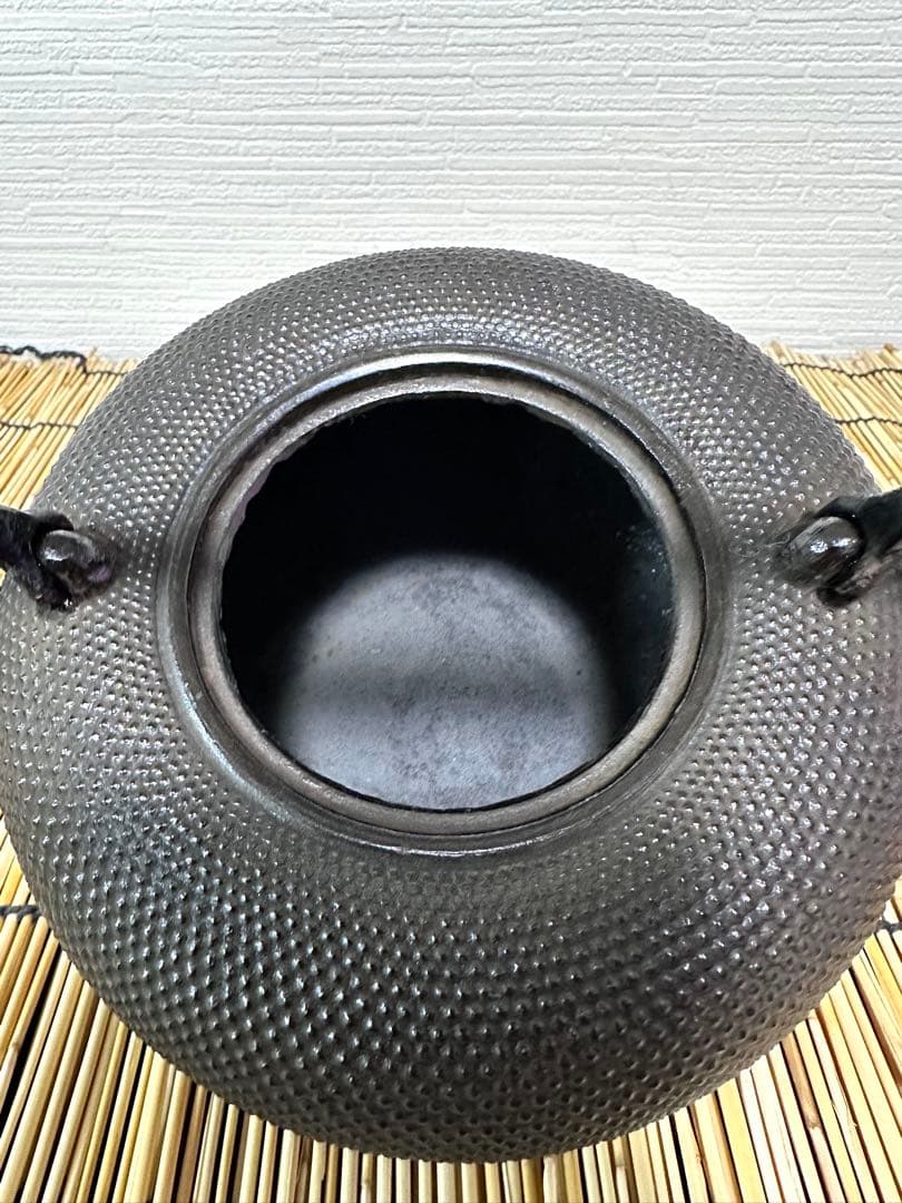 未使用品　南部盛岡東文堂造　１０型姥口アラレ　南部鉄瓶　南部鉄器　鉄瓶