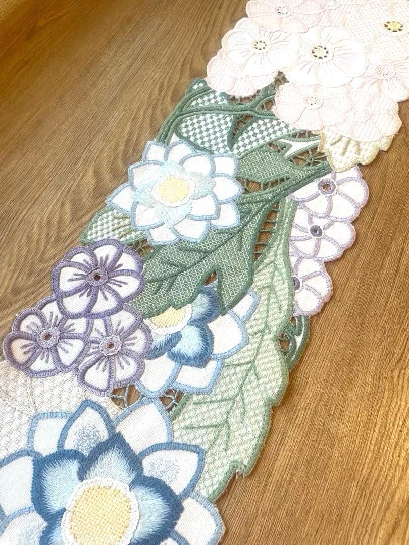 お値引き　戸塚刺繍作品　花柄テーブルセンター　ハンドメイド　130✖️20