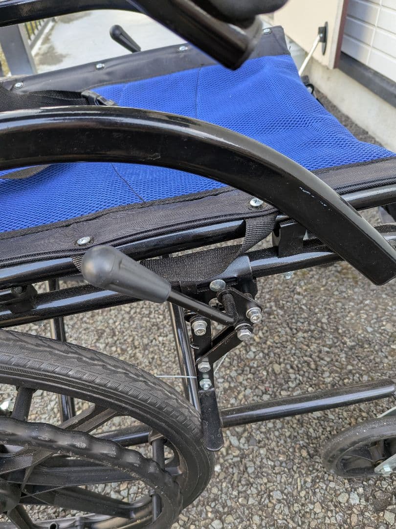 【送料無料】自走式 車椅子 折りたたみ ノーパンクタイヤ 介助ブレーキ