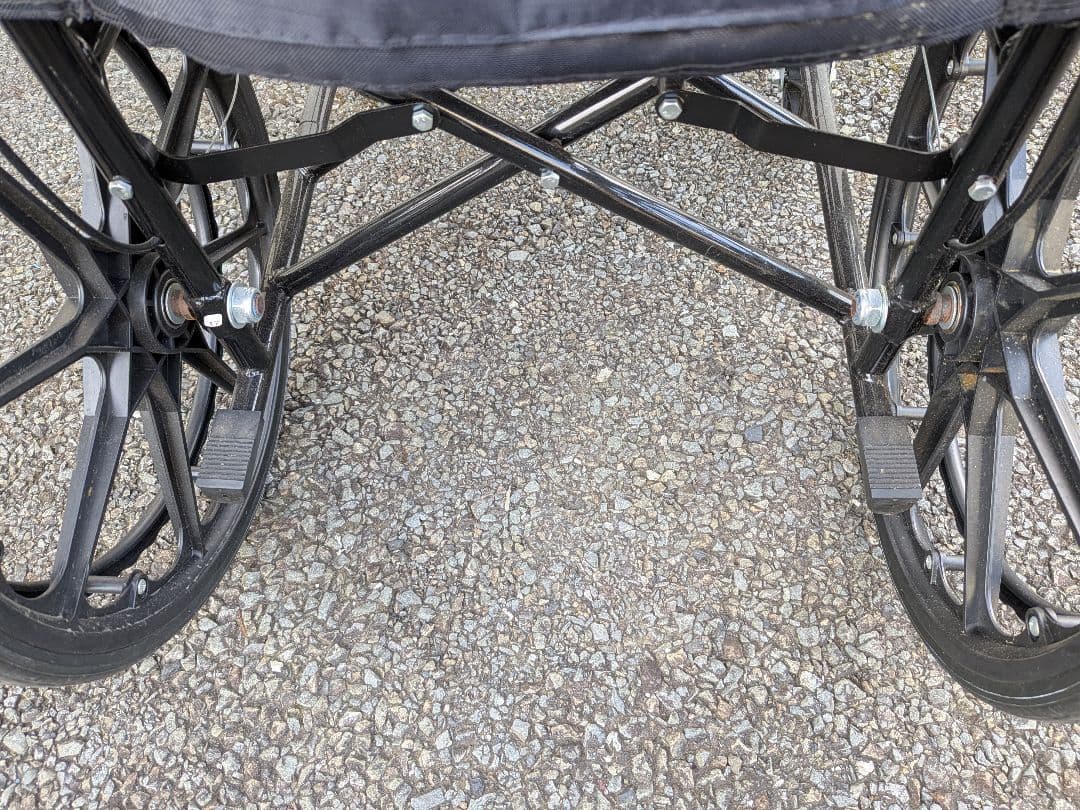 【送料無料】自走式 車椅子 折りたたみ ノーパンクタイヤ 介助ブレーキ