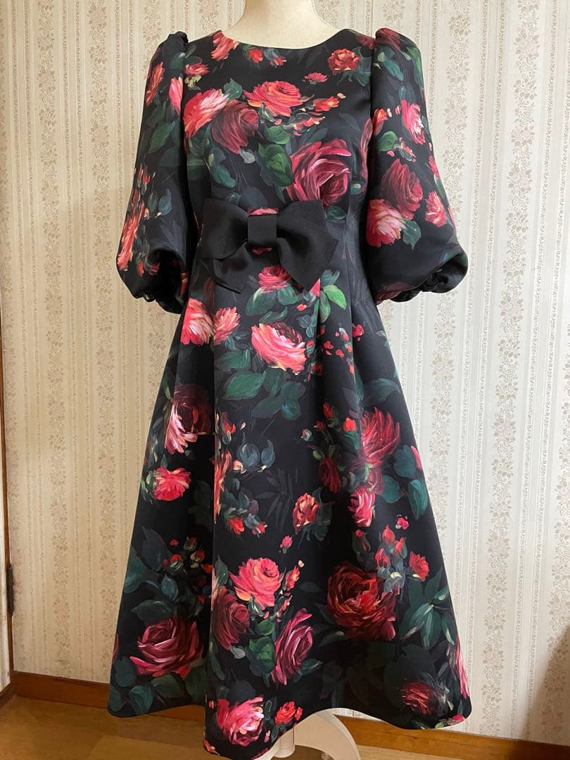 新品未使用　エムズグレイシー　黒地に薔薇柄　ウエストリボン　ワンピース　タグ付き