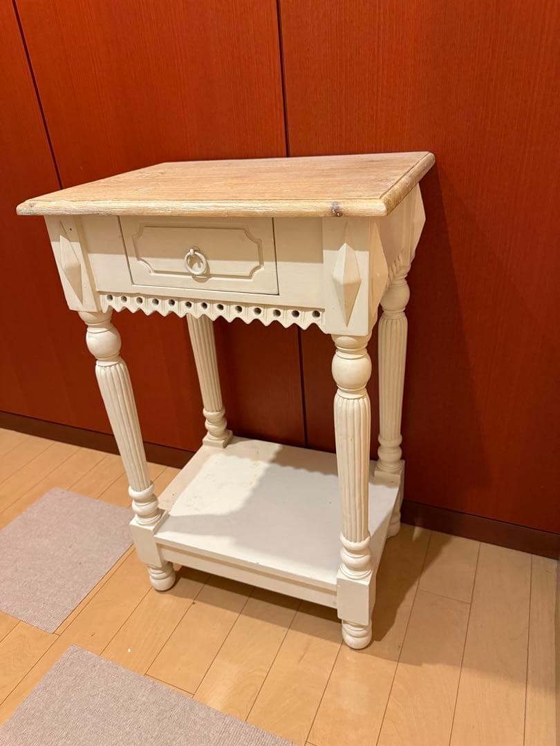 Une chaise au solie ホワイトクラシックスタイルサイドテーブル