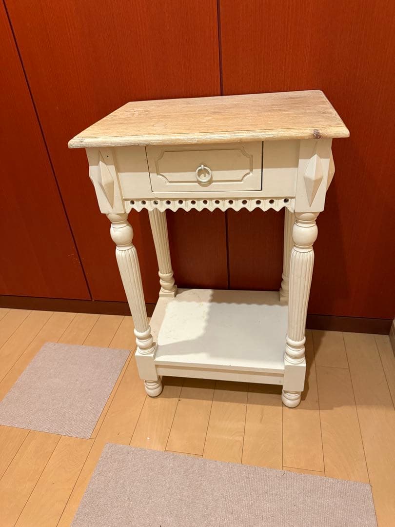 Une chaise au solie ホワイトクラシックスタイルサイドテーブル