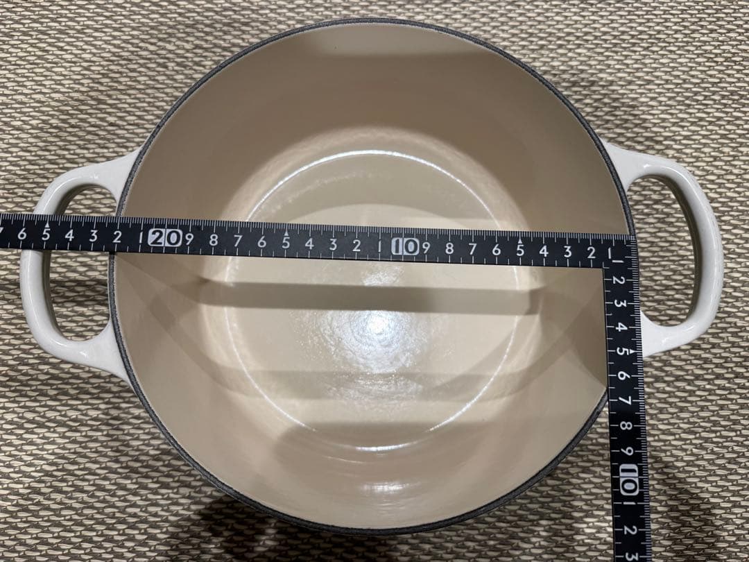 【美品】ル・クルーゼ ココット・ロンド 22cm 色:人気のメレンゲ