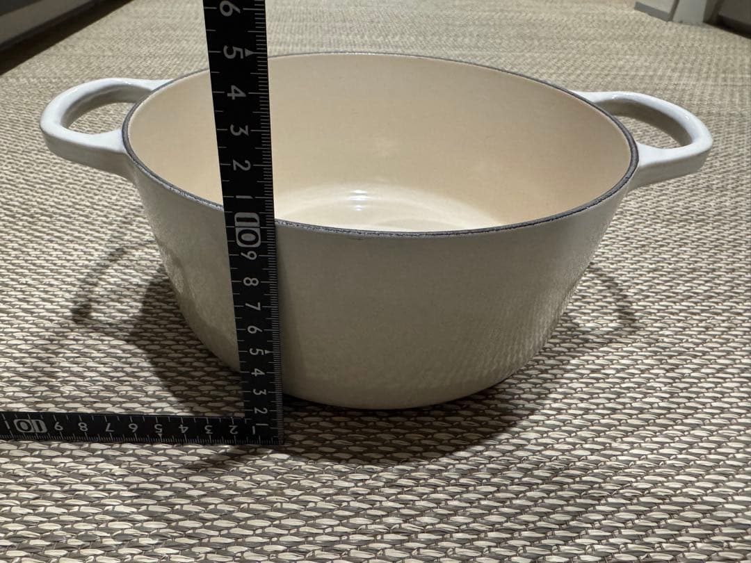 【美品】ル・クルーゼ ココット・ロンド 22cm 色:人気のメレンゲ