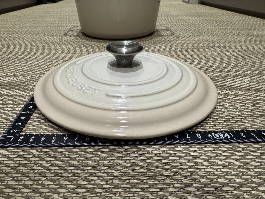 【美品】ル・クルーゼ ココット・ロンド 22cm 色:人気のメレンゲ