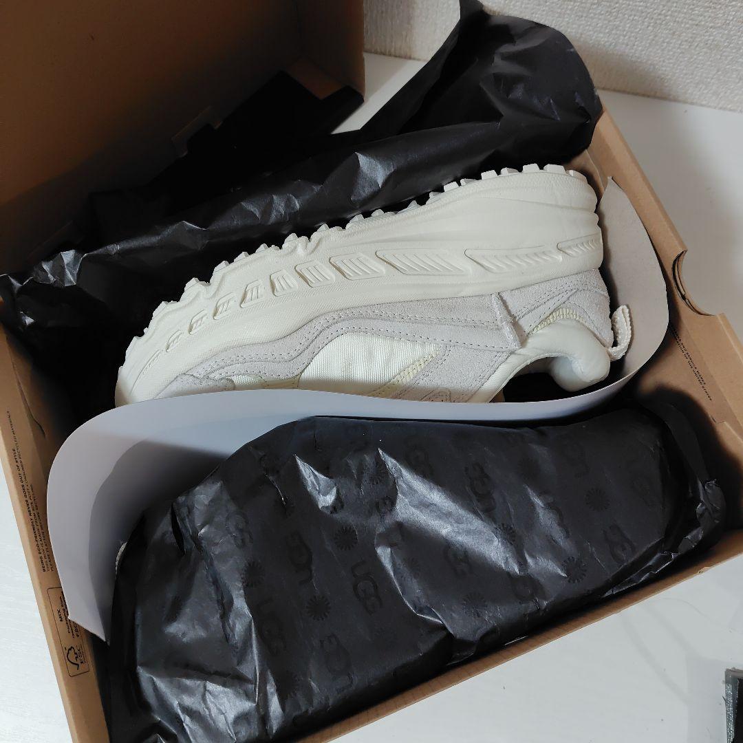 新品 UGG スニーカー 26cm 白 厚底 ファスナー zip