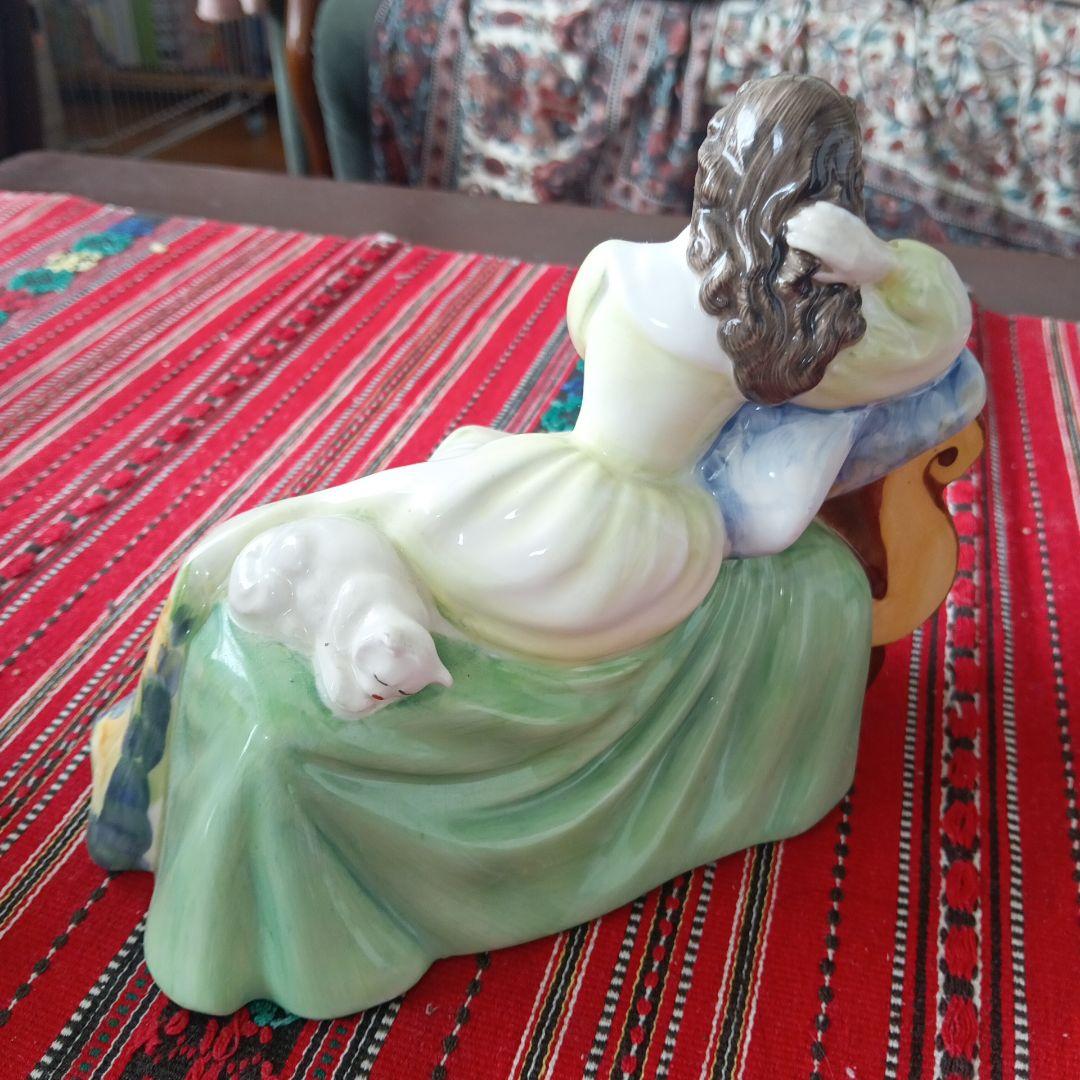 ロイヤル・ドルトン陶器人形