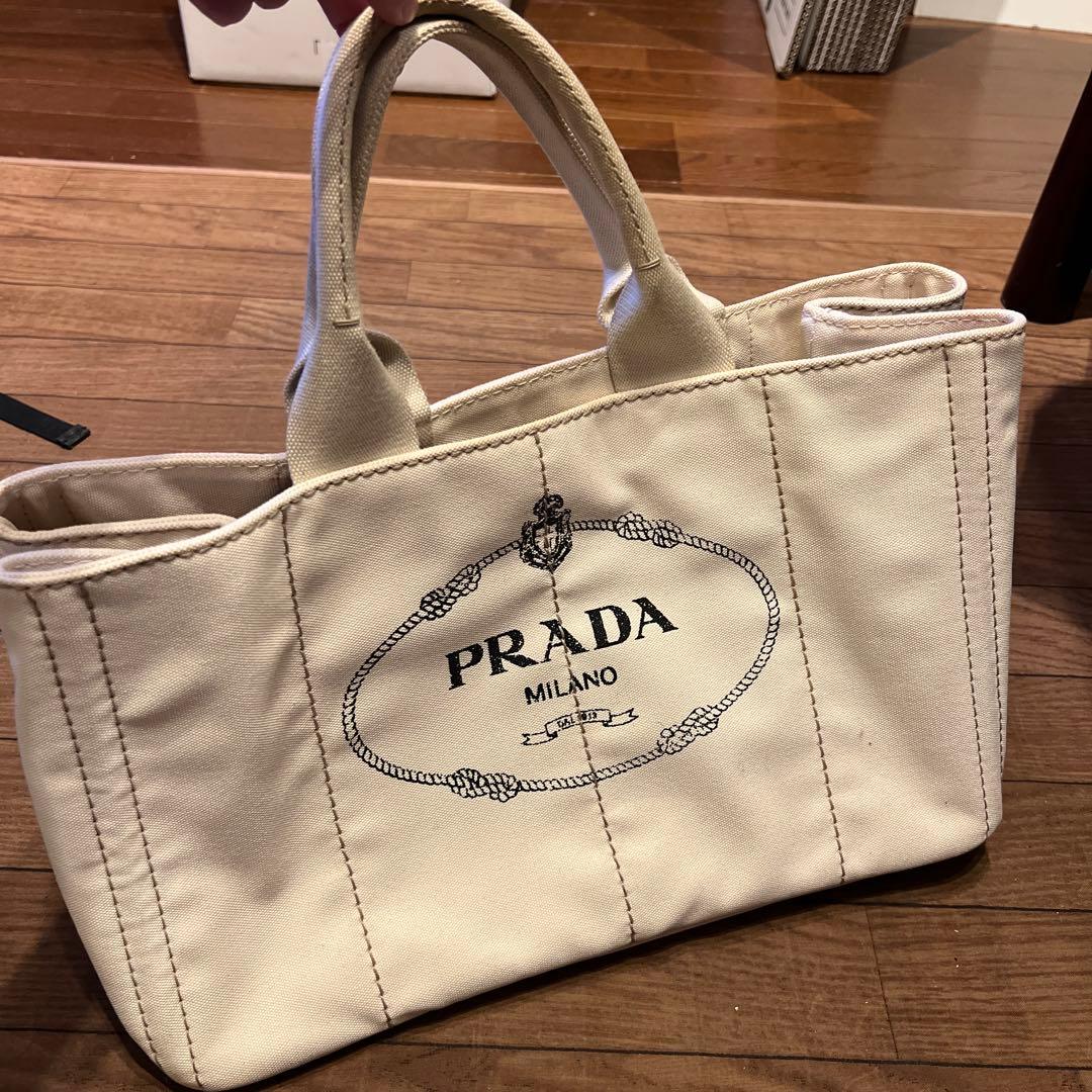 人気 PRADA プラダ　白