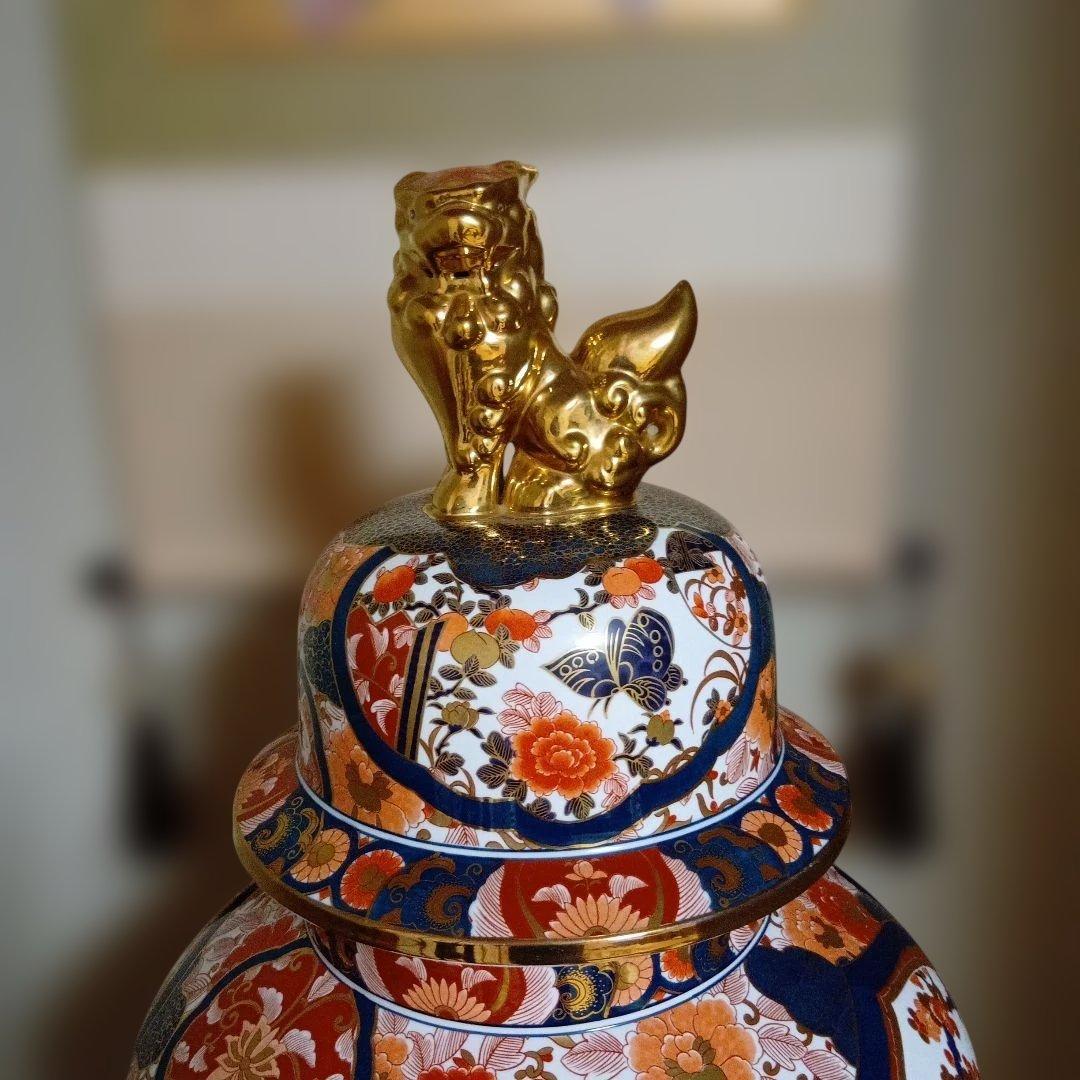 金色獅子の蓋付き陶器花瓶