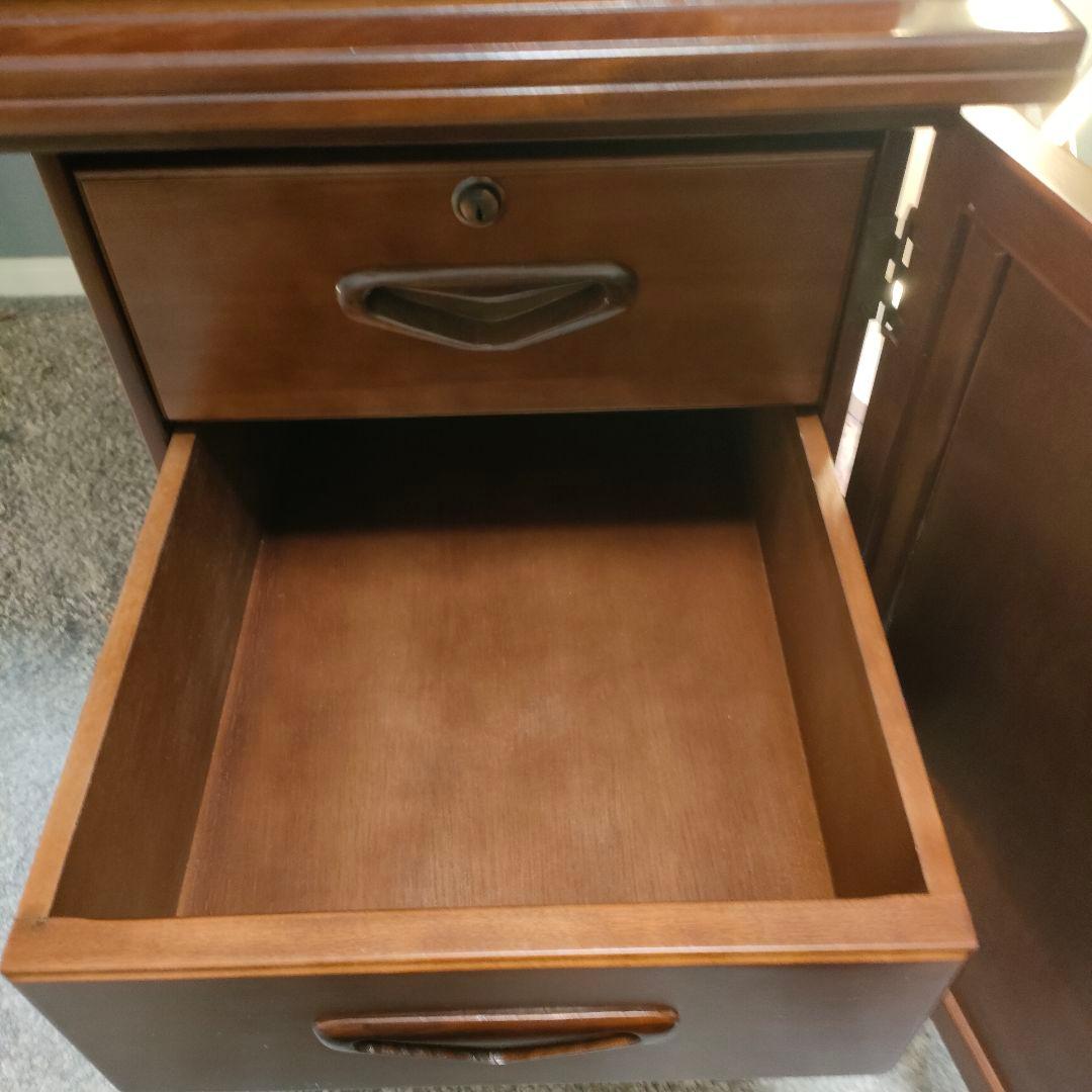 【徳田家具製作所】デスク／官庁・議事堂納入実績メーカー｜ガラス天板・高級家具