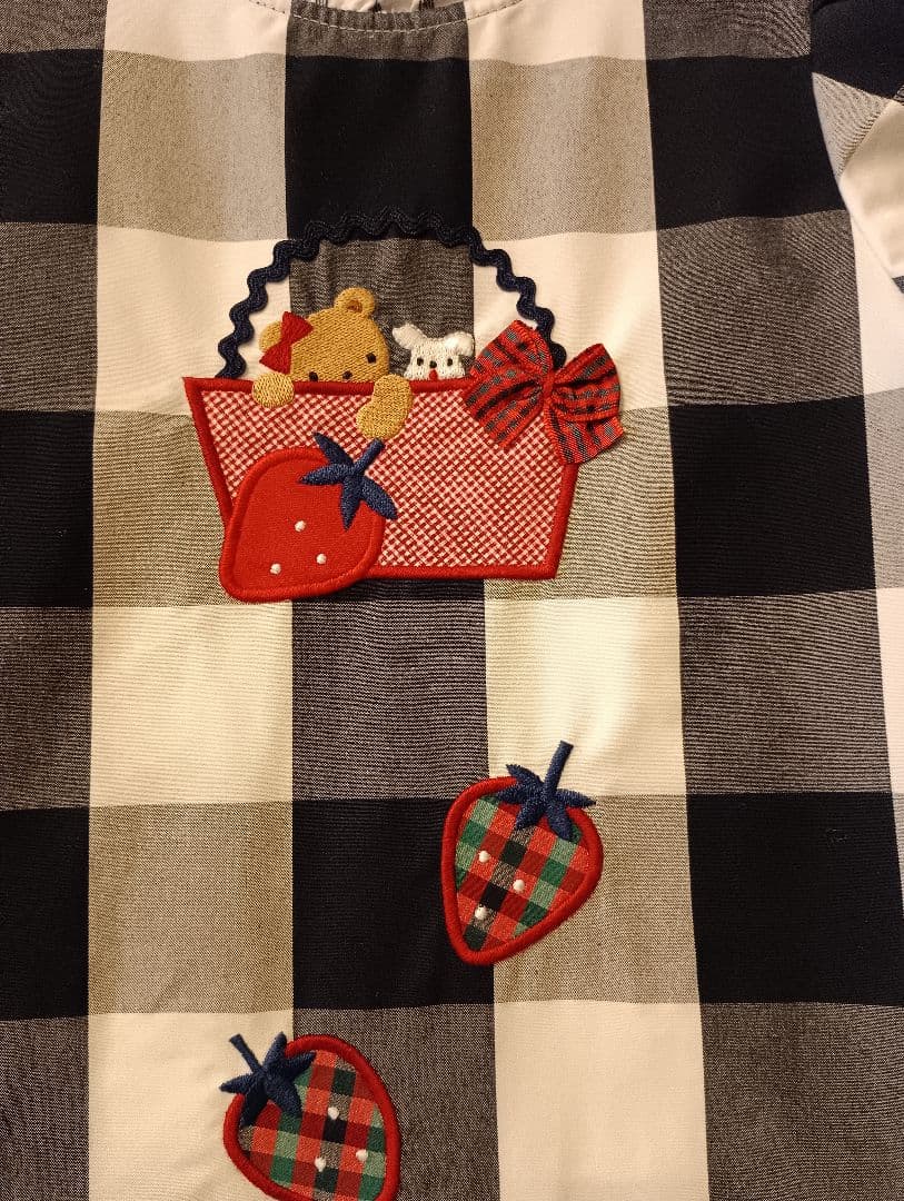 ファミリア　いちごギンガムチェックワンピース　クマ　刺繍　90