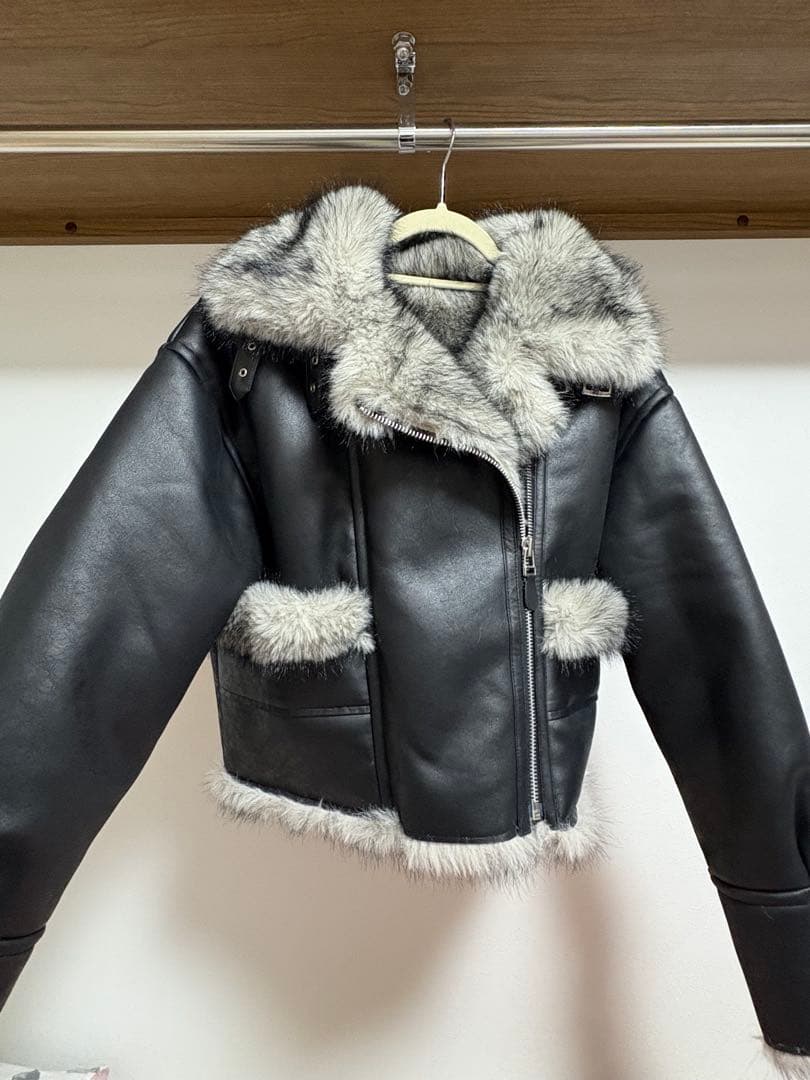 レザーとファーのクロップドジャケット