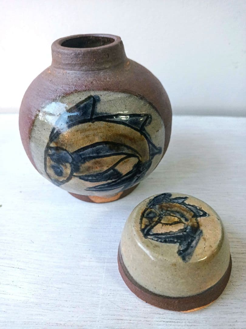 金城次郎の古い茶壺です やちむん 沖縄 魚紋