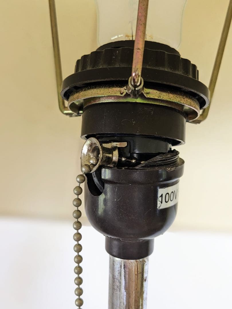 モダンデザインのフロアライト　スタンド照明　生成シェード