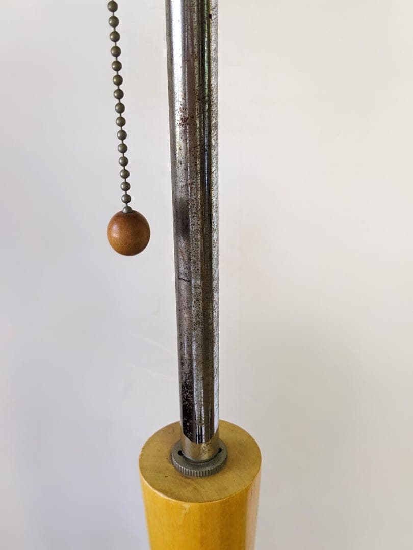 モダンデザインのフロアライト　スタンド照明　生成シェード