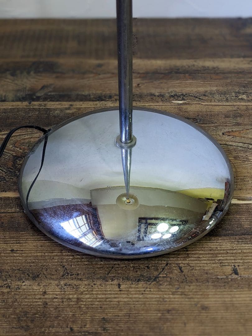 モダンデザインのフロアライト　スタンド照明　生成シェード