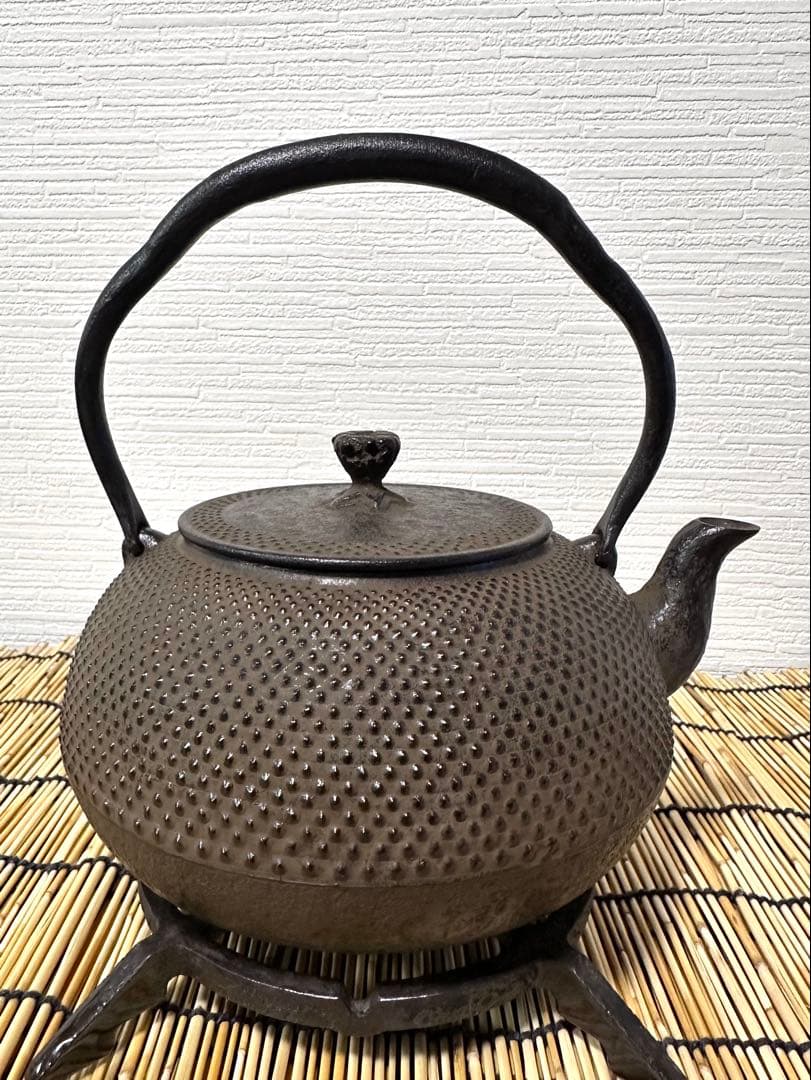 未使用品、タグ付　南部照光堂造　１８型アラレ　南部鉄瓶　南部鉄器　鉄瓶