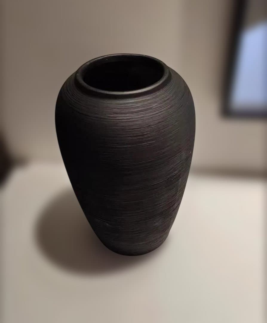 黒い陶器製円筒形花瓶