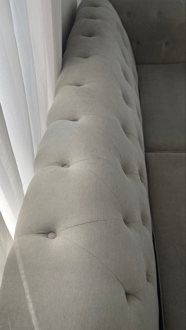 グレー ボタン留め 3人掛けソファ