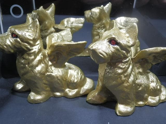 Gold Gargoyle Dog with red eyes ガーゴイルドッグ
