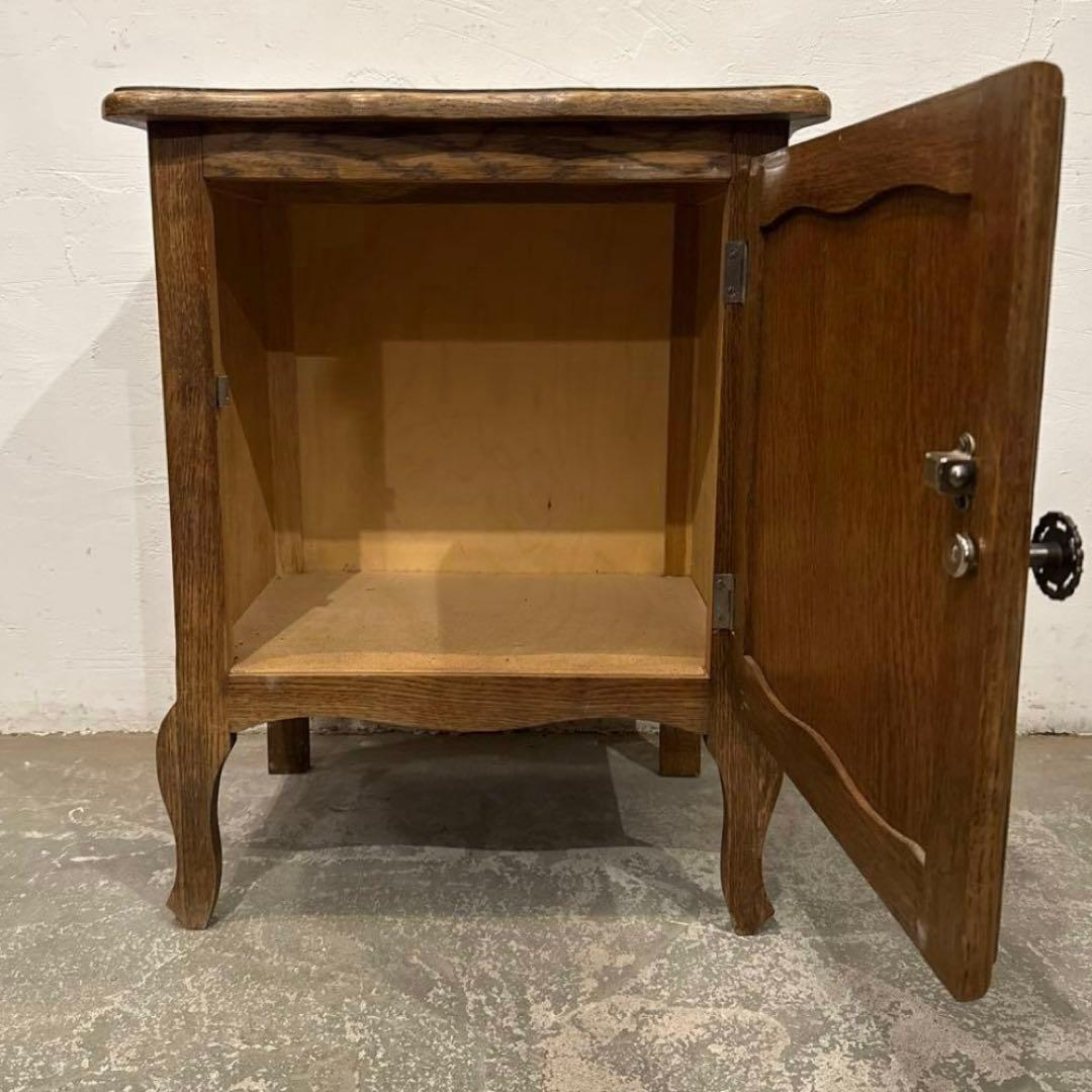 フランス　ヴィンテージ　サイドテーブル　扉収納付き　取手固め