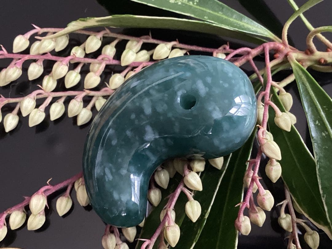 本物の雪にて✳ premium一流の勾玉‼️格上の糸魚川翡翠‼️味身色合い抜群　鑑別