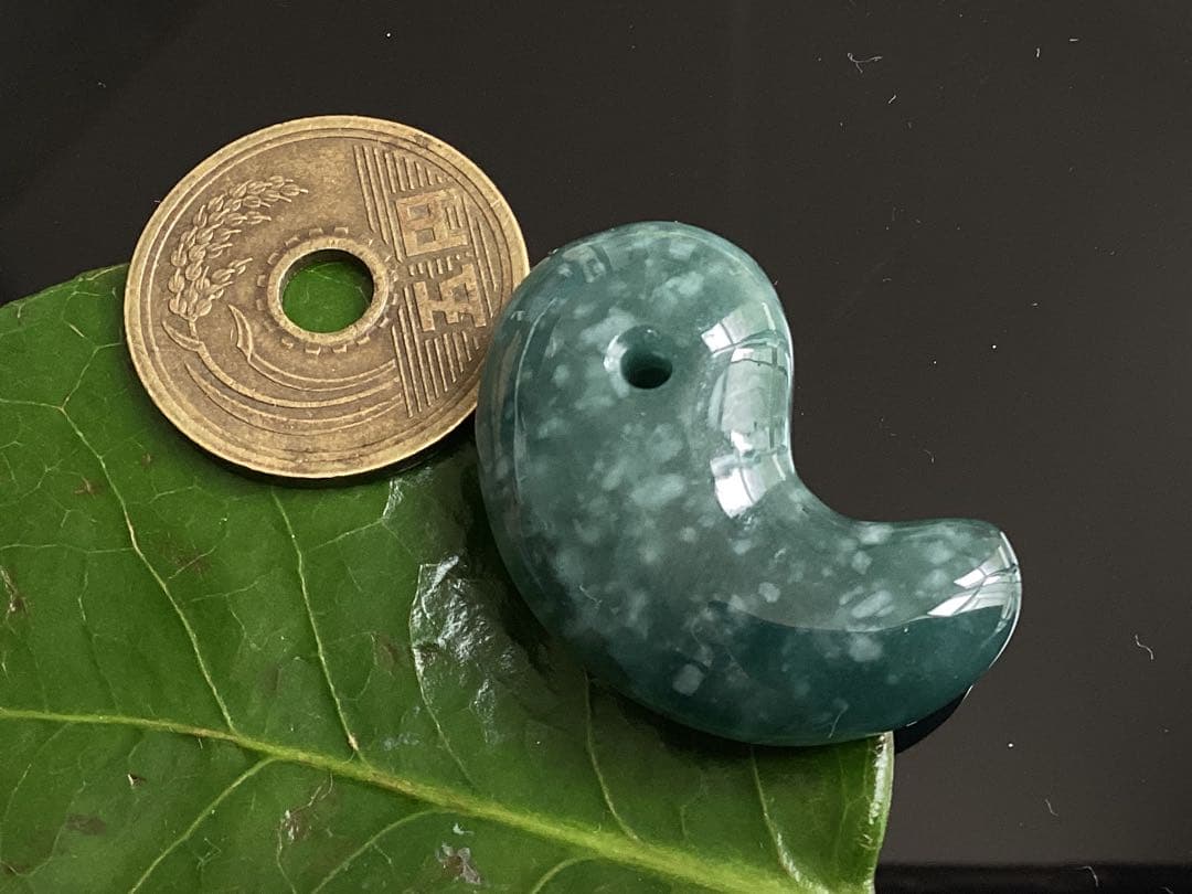 本物の雪にて✳ premium一流の勾玉‼️格上の糸魚川翡翠‼️味身色合い抜群　鑑別