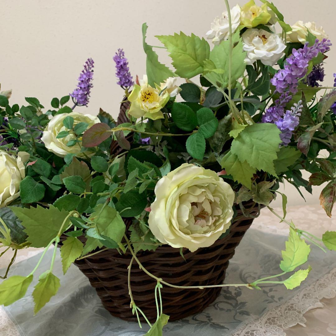 大きなかごと、アートフラワーのアレンジメントセット、花を沢山お付け致しています。
