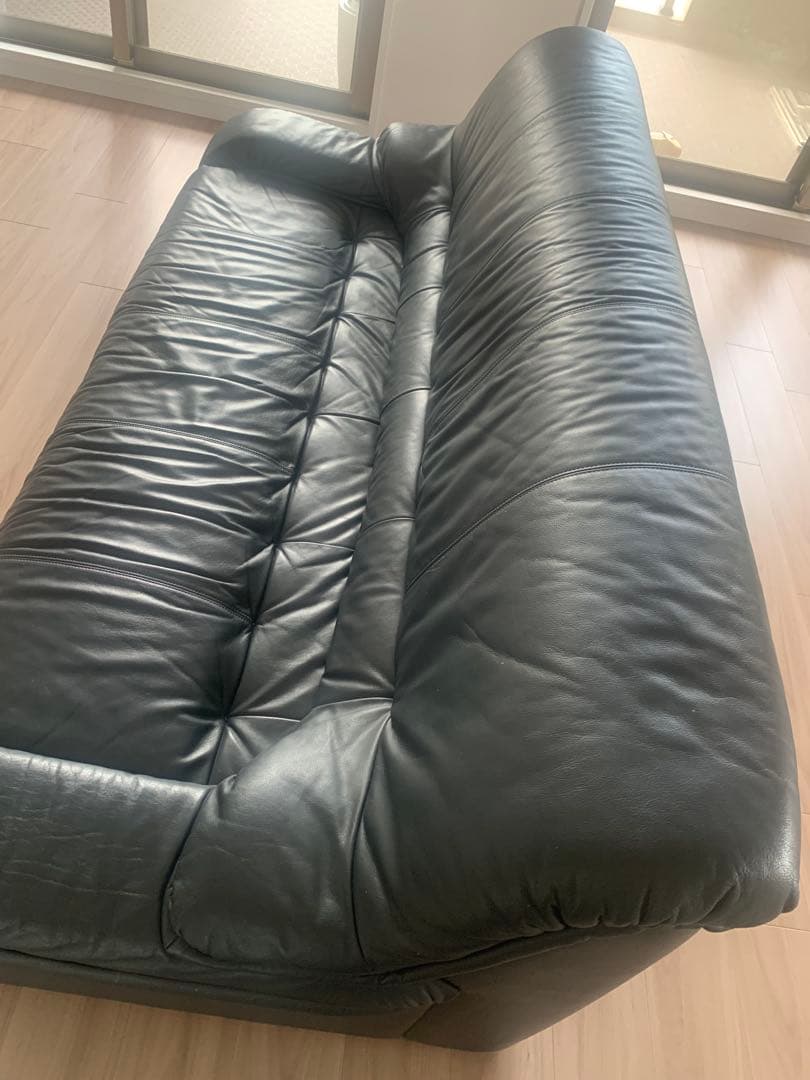 黒いレザー3人掛けソファ