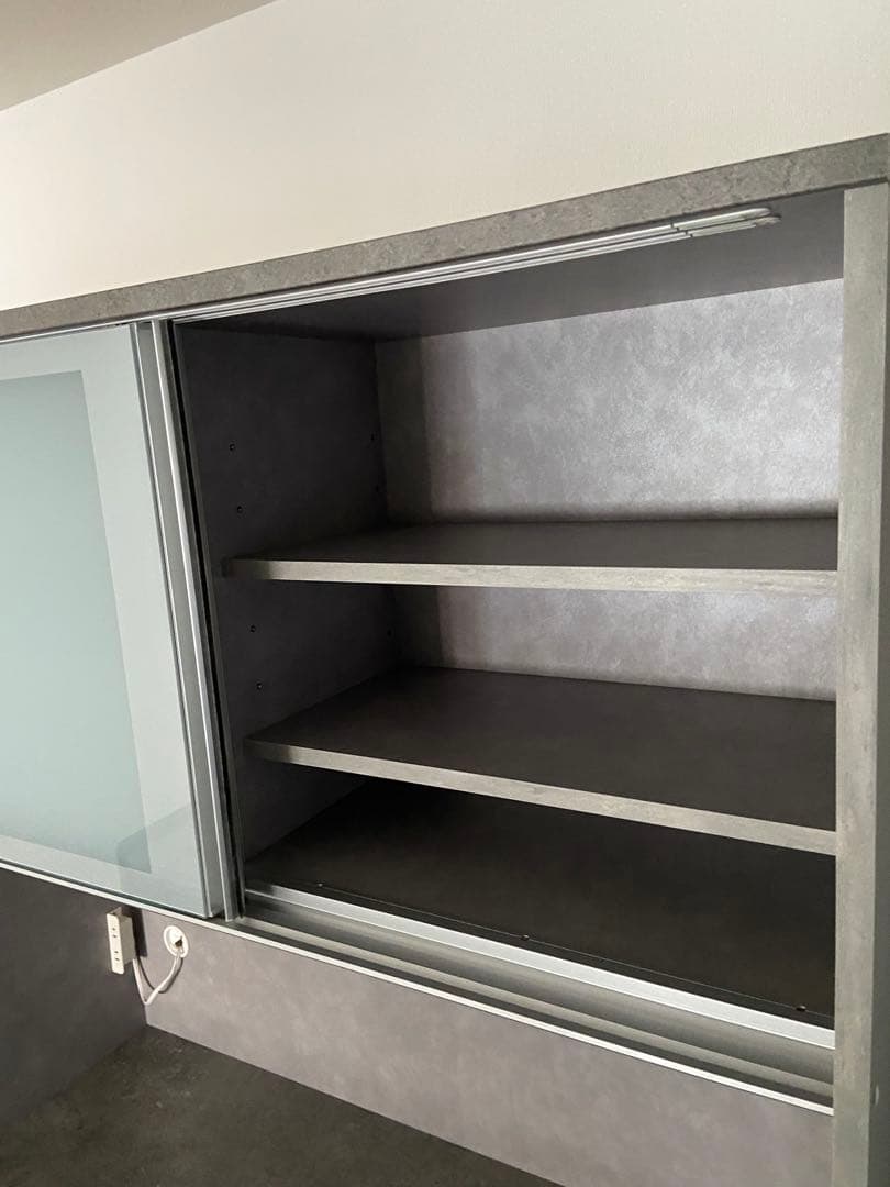 グレーの食器棚 4引き出し 3棚、カップボード、キッチン収納