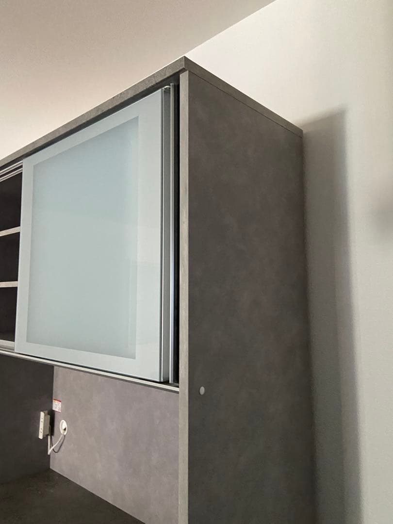 グレーの食器棚 4引き出し 3棚、カップボード、キッチン収納