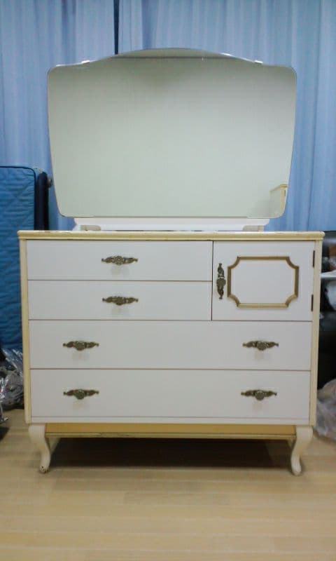 ドレッサー、鏡台　猫足で素敵　鏡角度調節可能　送料込み