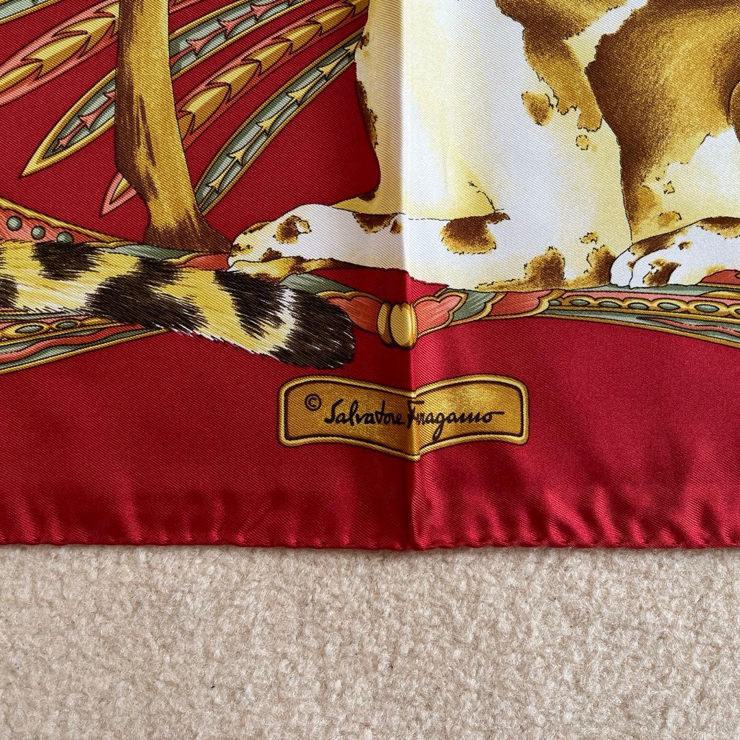 ferragamo 赤スカーフ　新品/未使用　シルク100% 85×85cm