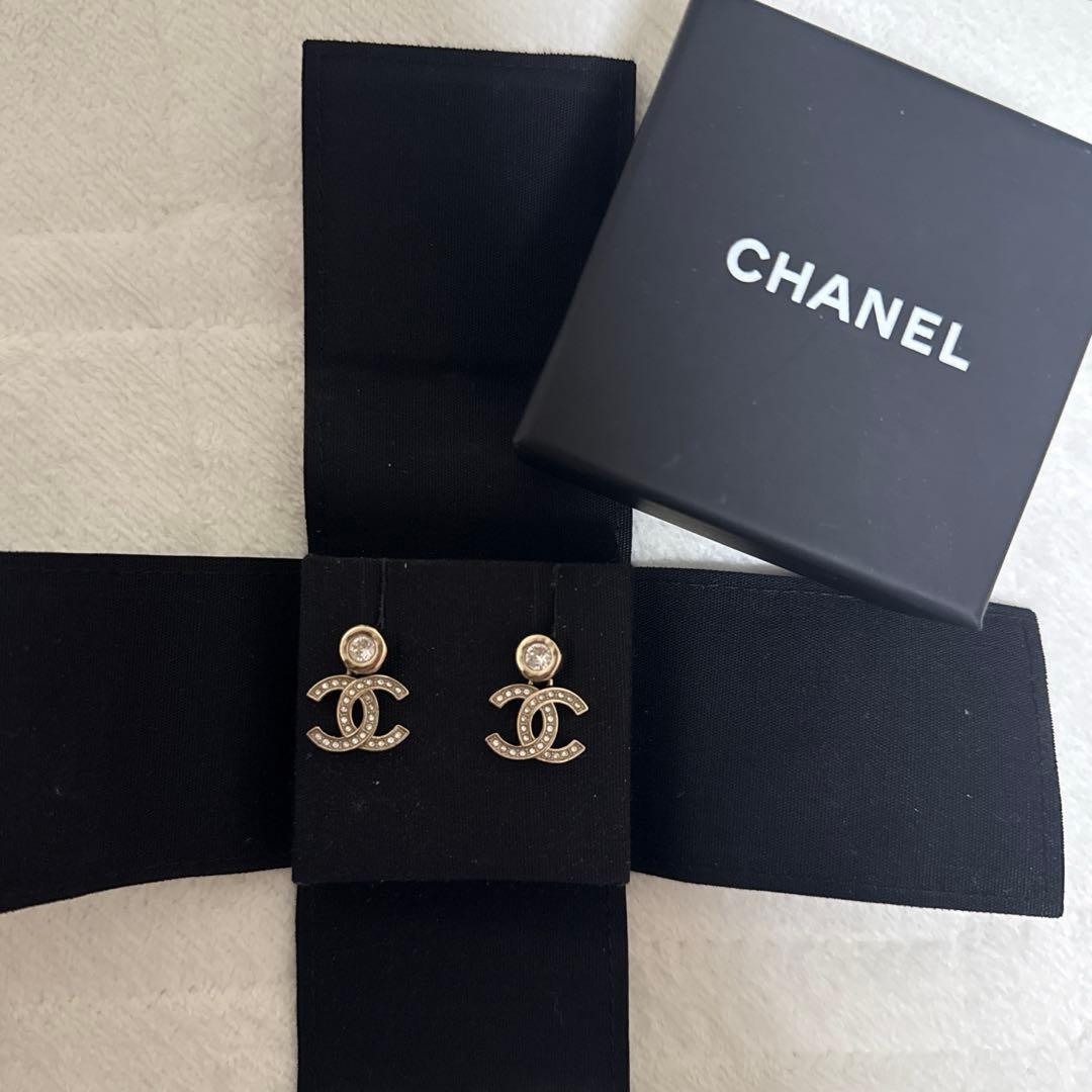 かかCHANELピアス