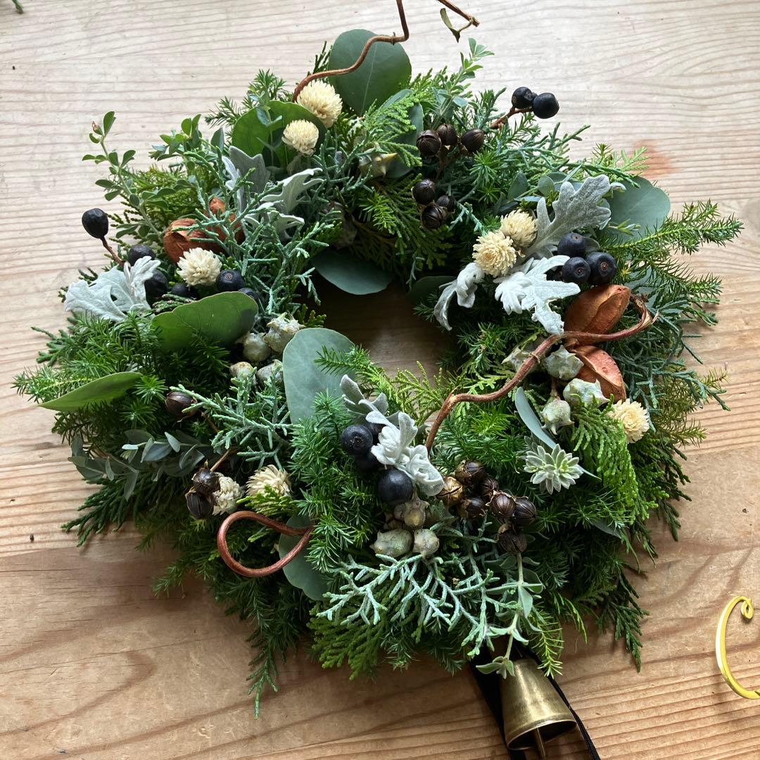 グリーンホワイトのクリスマスリース　シャリンバイ　ブルーアイス