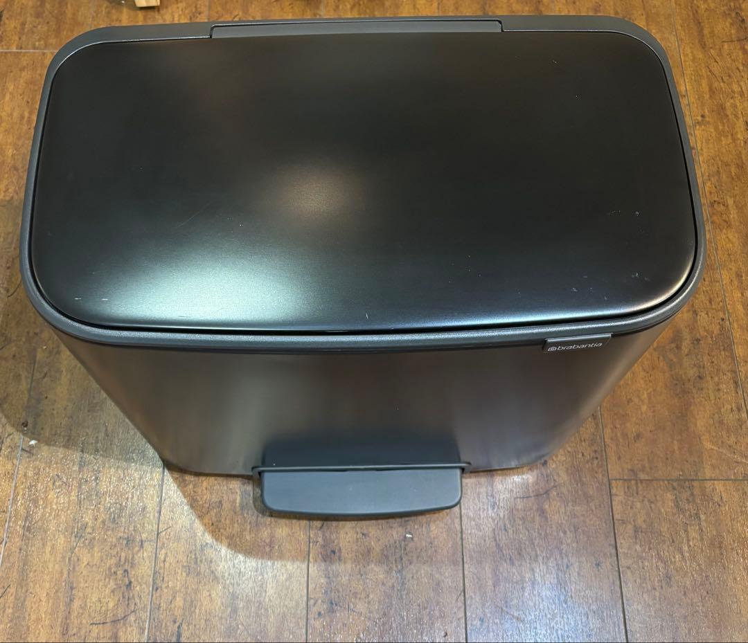 brabantia 黒ペダル式ごみ箱 540mm x 365mm x 705mm