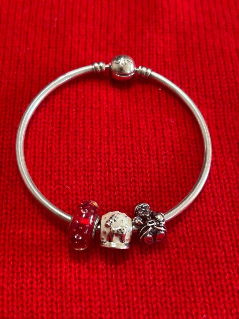 大幅値下げ！パンドラのクリスマスチャームブレスレット
