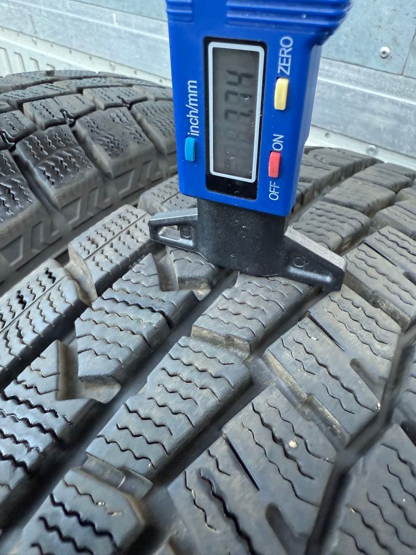 ダンロップスタッドレス175／65R15 84Q深溝