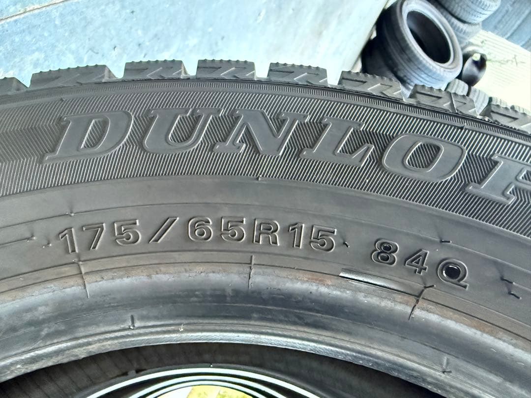 ダンロップスタッドレス175／65R15 84Q深溝
