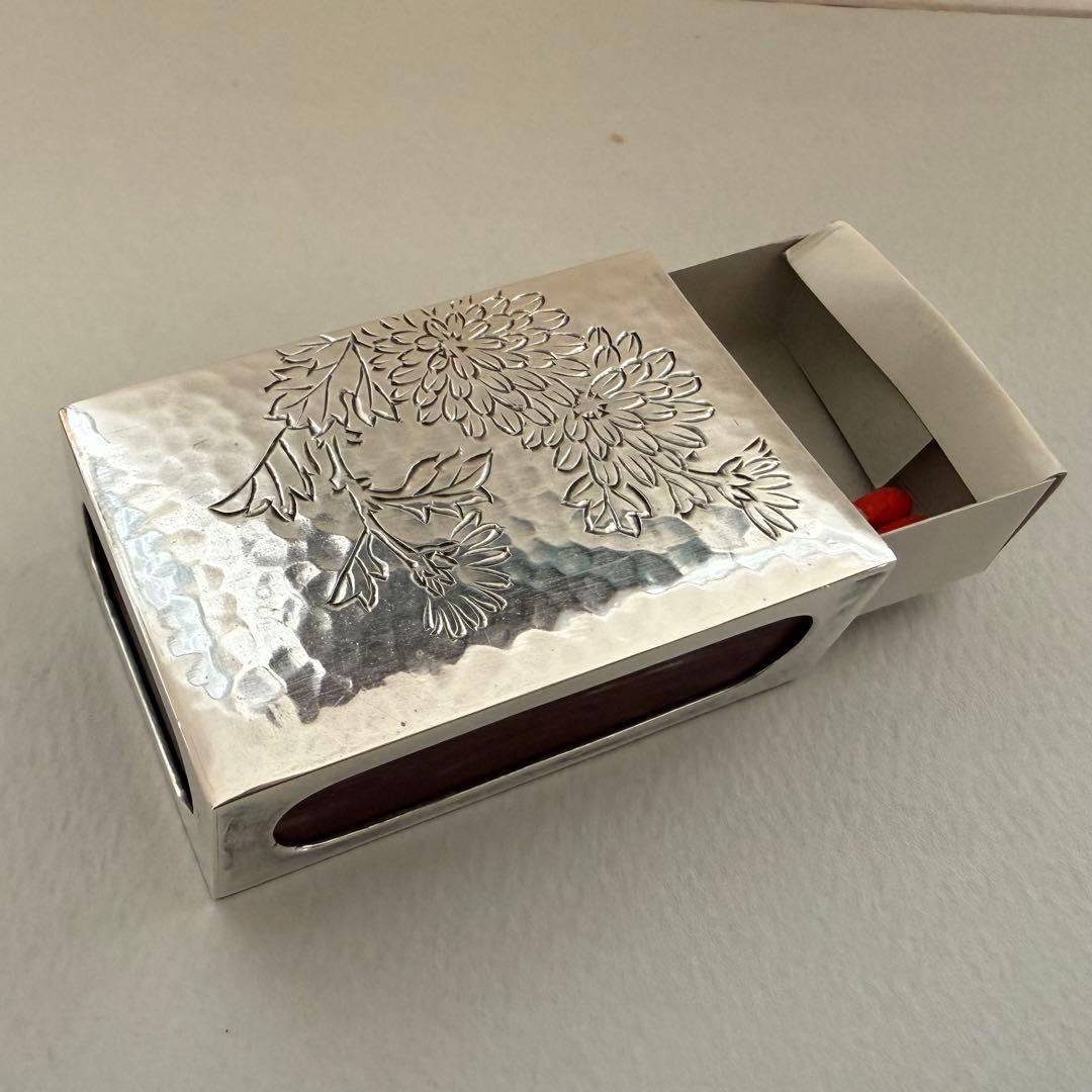 アンティーク銀器純銀マッチ入れ　鎚目に菊模様の彫り