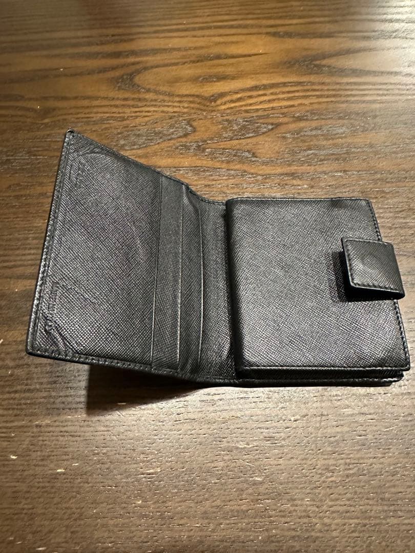 PRADA ブラック サフィアーノレザー 二つ折り財布