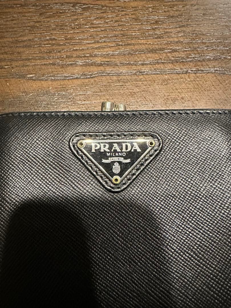 PRADA ブラック サフィアーノレザー 二つ折り財布