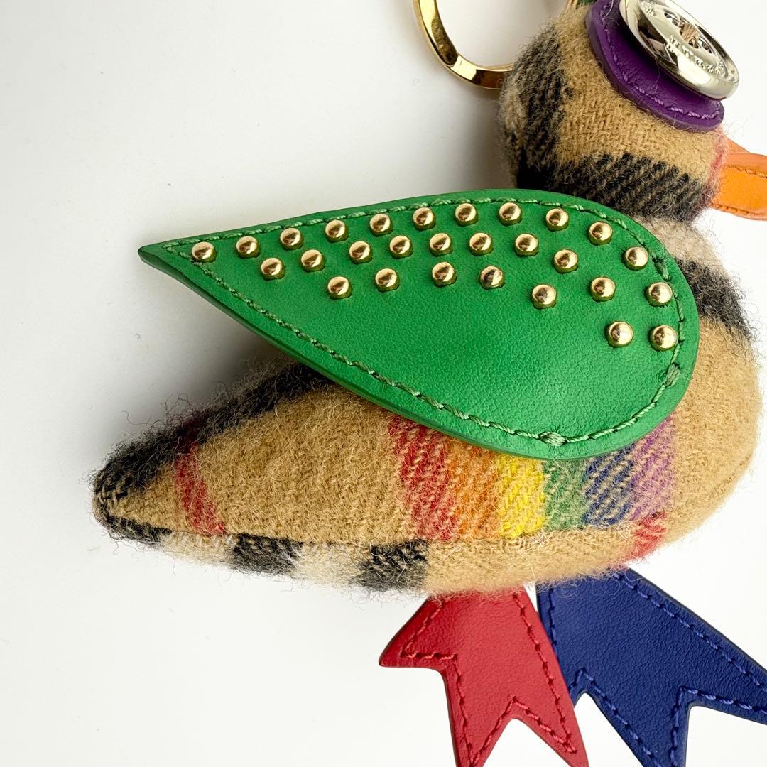 超希少/美品✨バーバリー レインボー ダック チャーム ノバチェック ゴールド