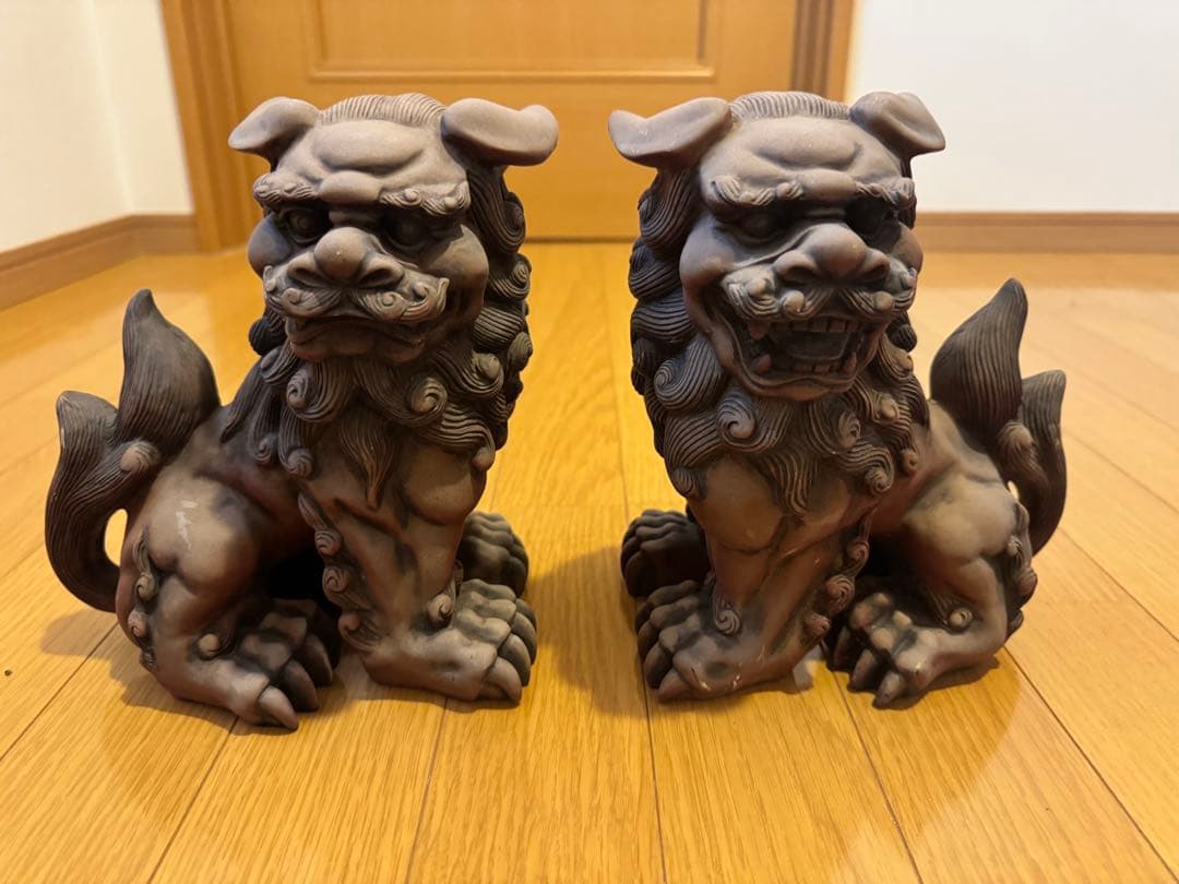 沖縄の伝統的な守り神であるシーサーの置物　約20cm