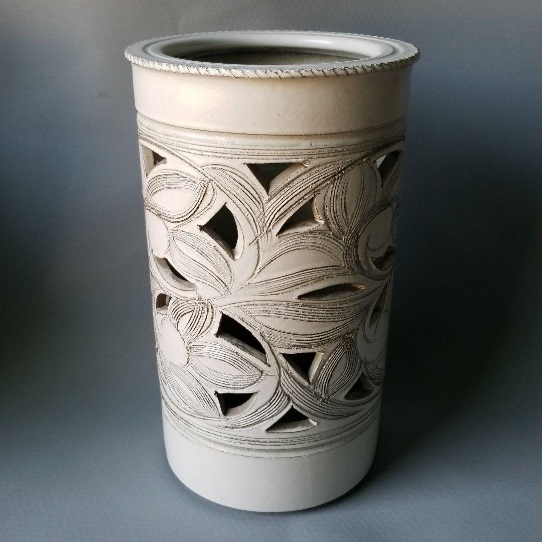 信楽焼傘立て  唐草透かし彫り 高さ４８cm