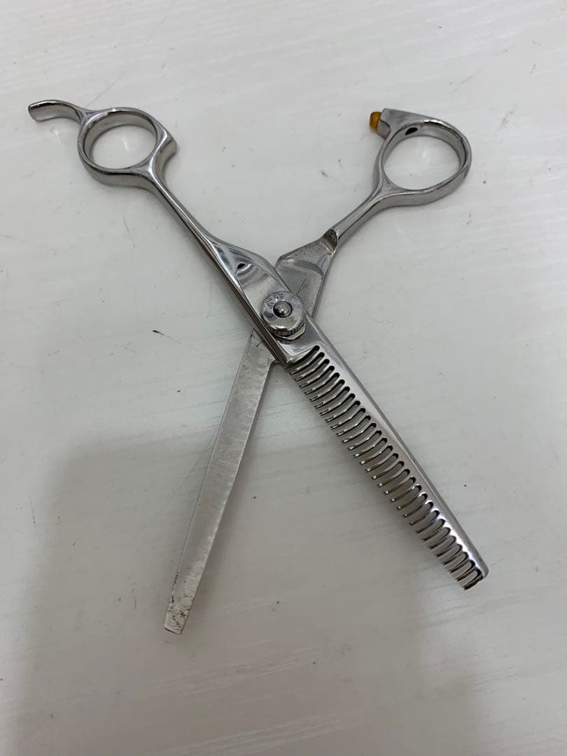 美容師　ハサミ　ヘアカット