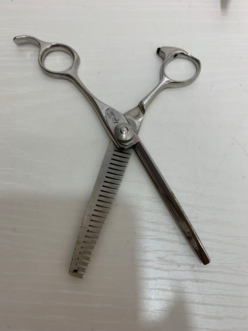 美容師　ハサミ　ヘアカット